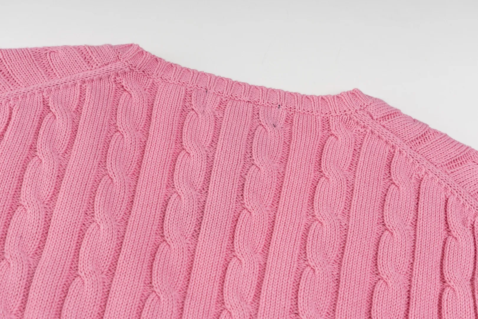 P210 #R90 RALPH LAUREN Thirteen colors of Ralph Lauren classic small label embroidery V-neck pullover cable cardigan sweater women's top, high-density LOGO embroidery on the chest, original customization of tag accessories. Made of pure cotton yarn, pure cotton is skin-friendly and comfortable, small label war horse embroidered twist button V-neck sweater🐎High quality, follow the blogger to learn how to wear it! Let’s buy a Ralph Lauren cable sweater. It’s a super hard-to-find series after it became popular. It’s hard to find one on the official website. It’s simple and practical to wear, with a lazy and loose feel. The thickened fabric has more texture, feels soft and delicate, and has a loose fit. Whether worn alone or layered, you can wear different styles of fashion with just one piece!   Size： Sleeve length: 60/61/62/63